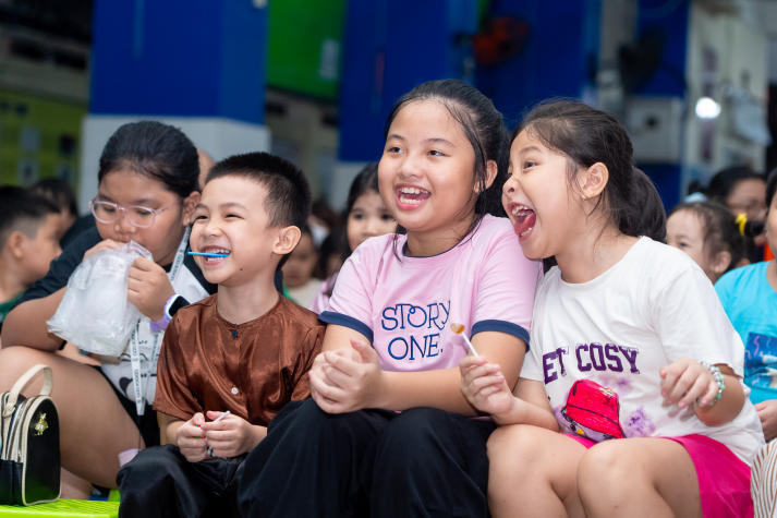 Sinh viên Khoa Thẩm mỹ và Khoa học sự sống tự tay đem “vầng trăng yêu thương” đến thiếu nhi phường Xóm Chiếu 46