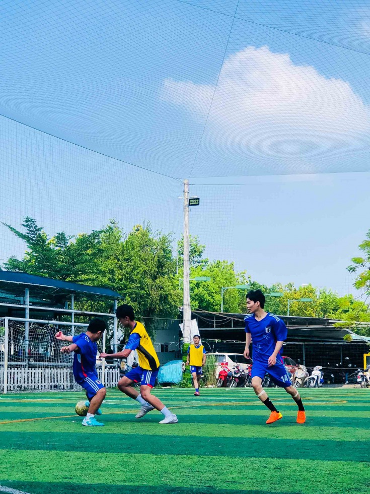 Sinh viên Khoa Nhật Bản học tranh tài bộ môn Bóng đá tại khai mạc Hội thao Sinh viên năm học 2022-2023 17