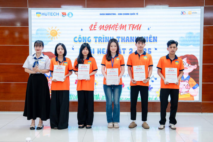 “Khui heo xinh” cùng Khoa Marketing - Kinh doanh quốc tế, thu hơn 21 triệu đồng cho hoạt động cộng đồng 61