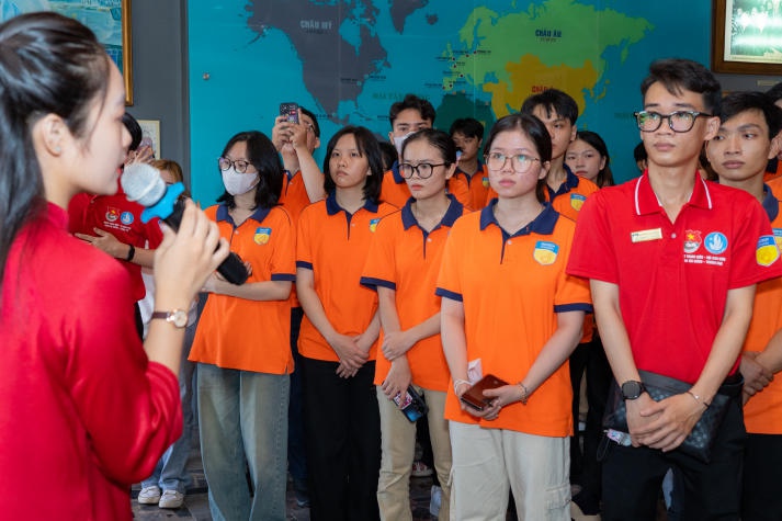 Sinh viên Khoa Tài chính - Thương mại HUTECH tìm hiểu về tư tưởng của Bác tại Bến Nhà Rồng 61