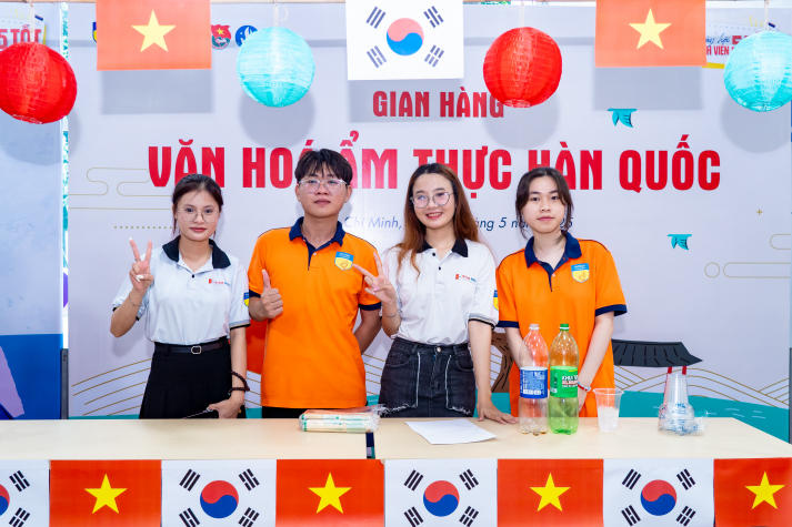 Ngày hội Sinh viên 5 tốt HUTECH năm học 2024 - 2025: Chạm vào hành trình “5 tốt” với không gian triển lãm rèn luyện toàn diện 159