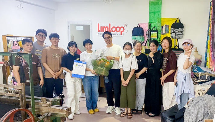 Sinh viên HUTECH tìm hiểu tái chế nhựa trong ngành thời trang tại Công ty LimLoop 14