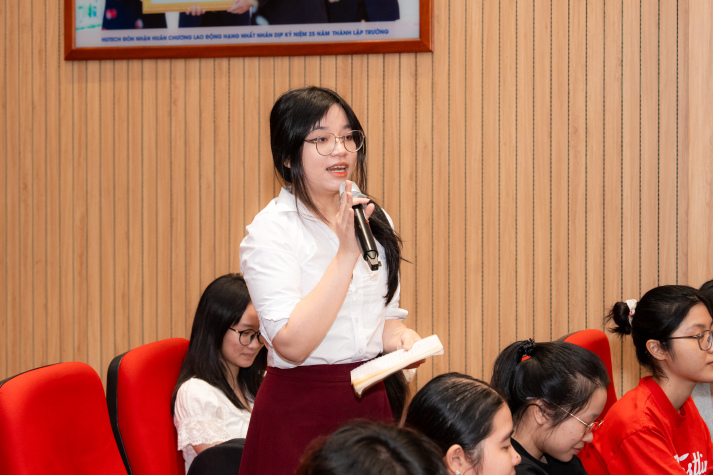 [Video] Sinh viên Khoa Tiếng Anh học cách tự tin “cất giọng” cùng Nam Phương Oxford 69