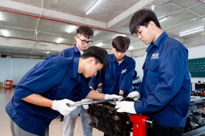 [Hướng nghiệp 2026] Học Công nghệ kỹ thuật ô tô có được thực hành với máy móc thật? 42