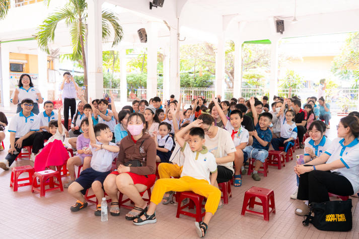 “Trung thu yêu thương 2025”: Sinh viên HUTECH kết nối trái tim, sẻ chia niềm vui cùng trẻ em Bình Thạnh 60