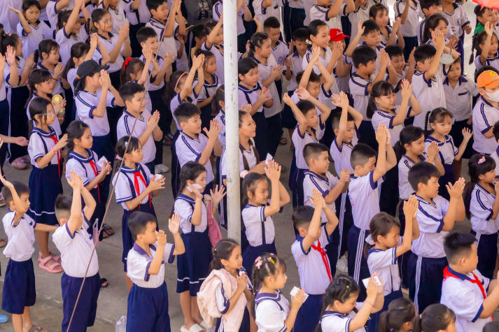 Sinh viên Khoa Marketing - Kinh doanh quốc tế mang “Ngàn điều trăng nói” đến với thiếu nhi Vĩnh Long 34