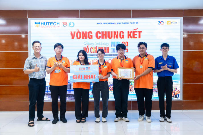 Hành trình lan tỏa ánh sáng tư tưởng Hồ Chí Minh của sinh viên Khoa Marketing - Kinh doanh quốc tế 142
