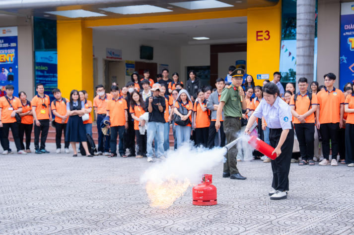 [Video] Sinh viên Khoa Luật lan tỏa tinh thần thượng tôn pháp luật 70