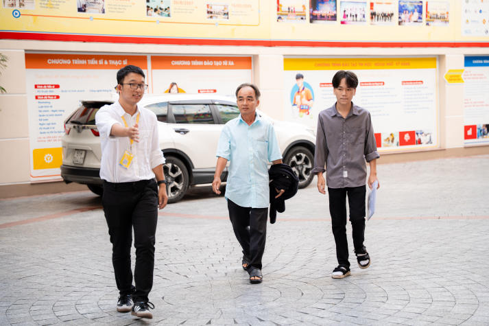 Tân sinh viên HUTECH đến trường nhập học từ sáng sớm 22