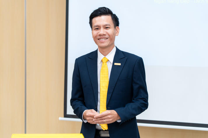 [Ảnh] Sinh viên Marketing - Kinh doanh quốc tế bồi đắp tư duy nghề nghiệp qua chuyến tham quan Nam A Bank 10