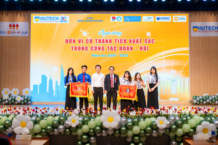 Khoa Quản trị kinh doanh HUTECH: Bứt phá đào tạo và phong trào sinh viên năm học mới 72
