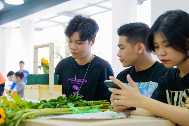 Các bạn sinh viên hào hứng trổ tài cắm hoa HUTECH 2
