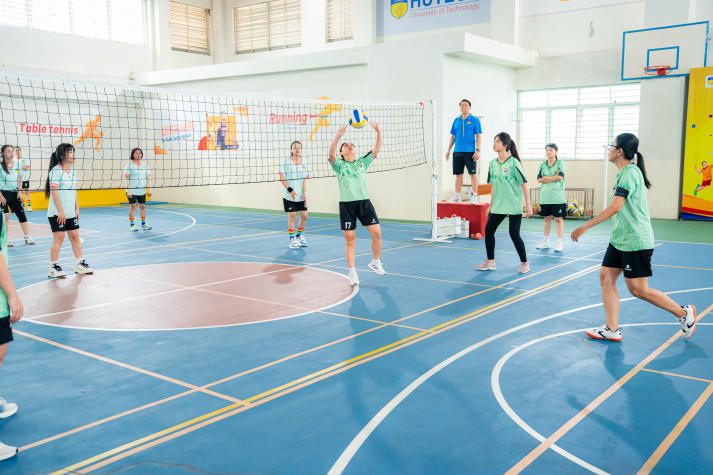 [Hội thao CB-GV-NV HUTECH 2025]: TT.TVTS-TT.TrT-TT.Mar-PTTH, P.ĐT-P.KT-TT.DHS bảo vệ thành công ngôi vương Bóng chuyền nam, nữ 88