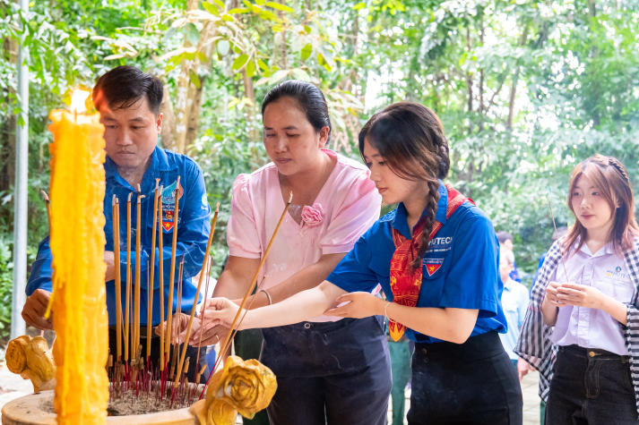 Sinh viên Khoa Marketing - Kinh doanh quốc tế dâng hương tri ân tại Khu căn cứ Huyện ủy Tòa Thánh 44