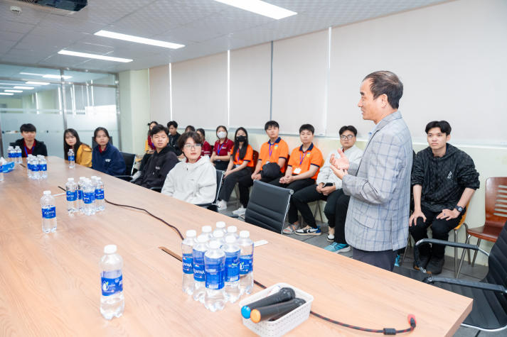 Chạm vào “mạch lạnh” của chuỗi cung ứng - Trải nghiệm đáng nhớ của sinh viên Logistics I-HUTECH tại AJ Total Việt Nam 14