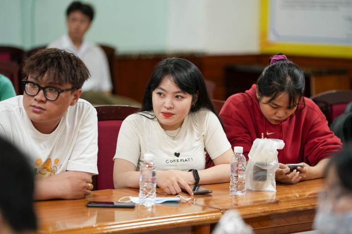 Sinh viên Khoa Tiếng Anh hào hứng tìm hiểu ngành bản địa hóa phim ở Việt Nam tại hội thảo 57