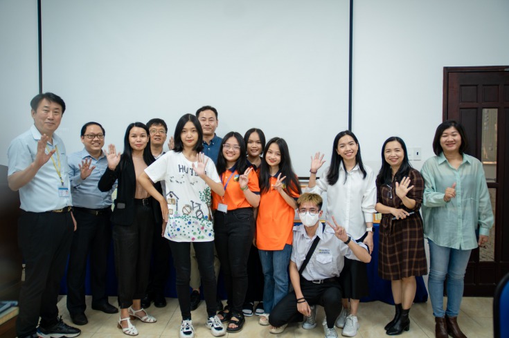 Các bạn sinh viên còn được tham gia workshop “Sáng tạo cùng phụ liệu Four Seasons Vina” HUTECH 1