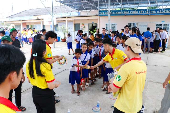 Sinh viên Quản trị kinh doanh xây cầu nối đoàn kết dân tộc, sẻ chia yêu thương tại Bạc Liêu 57