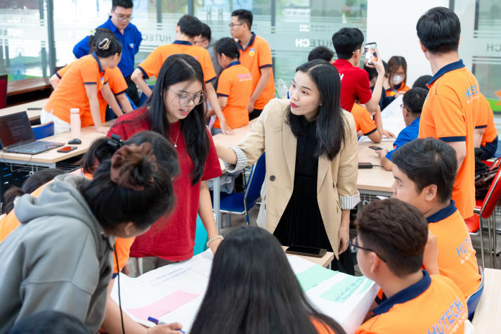 Ban cán sự lớp HUTECH học kỹ năng kết nối tập thể bằng lắng nghe và thấu cảm 89