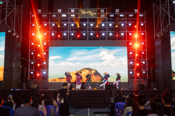 Sinh viên HUTECH thắp sáng niềm tự hào Việt qua chuỗi đồ án nghệ thuật hoành tráng 76