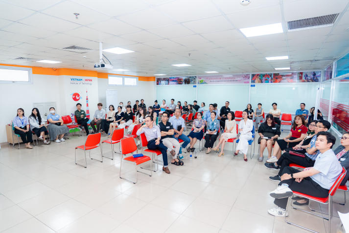 Sử dụng ngôn ngữ trong giao tiếp: Chìa khóa để thấu hiểu và hỗ trợ sinh viên HUTECH 30