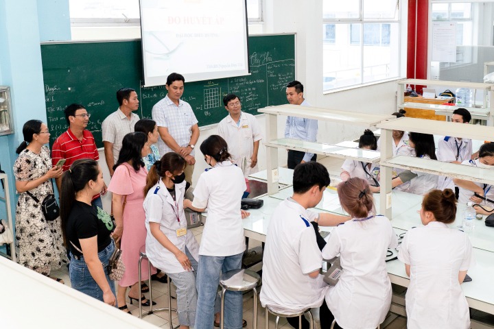 Ban Giám hiệu, giáo viên Trường THCS & THPT Tân Lộc (Cà Mau) tham quan không gian học tập HUTECH 35