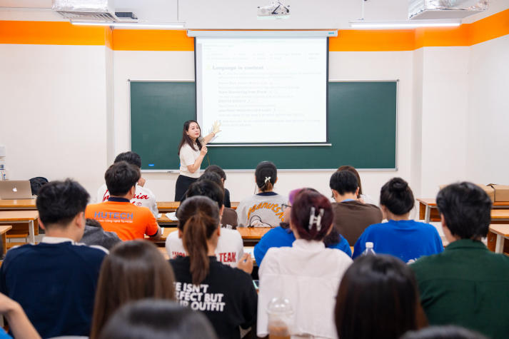 [Video] Ngày đầu năm học 2025-2026 tại HUTECH: Hào hứng, rộn ràng và đầy kỳ vọng 83