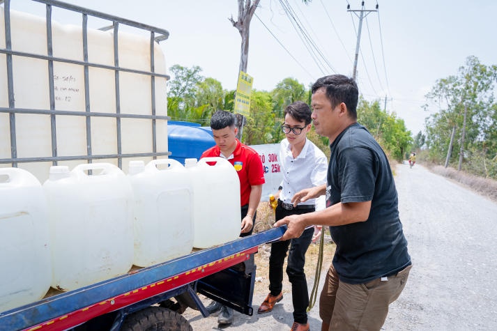HUTECH  “chở” 120m3 nước ngọt về cho người dân vùng hạn tỉnh Tiền Giang 100