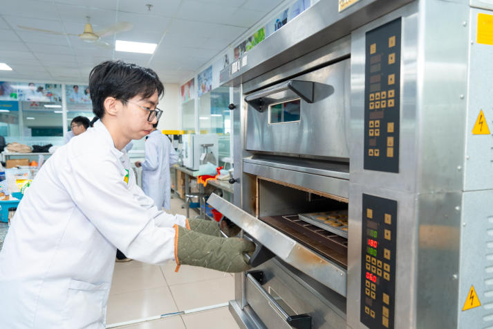 [Video] Sinh viên Công nghệ thực phẩm HUTECH trải nghiệm làm bánh quy gừng, lan tỏa sắc màu Giáng sinh 81