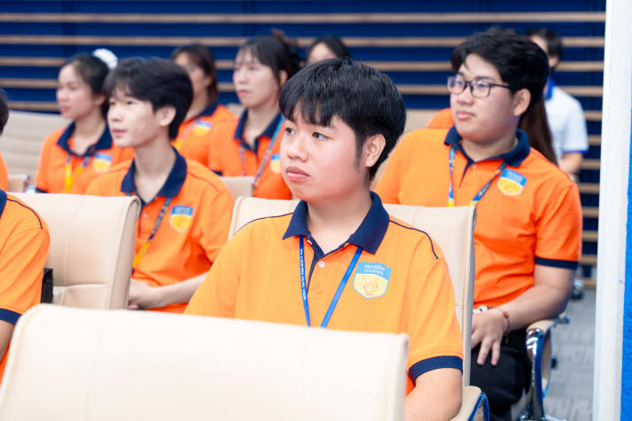 [Video] Sinh viên Công nghệ tài chính HUTECH trải nghiệm thực tế chuyển đổi số tại Eximbank 38