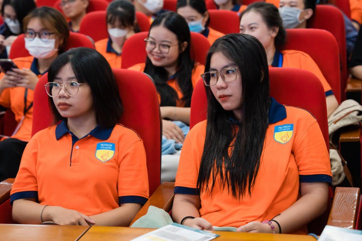 Sinh viên HUTECH sôi nổi tìm hiểu “Tác hại của thuốc lá và thuốc lá thế hệ mới đối với sức khoẻ của thanh thiếu niên” 113