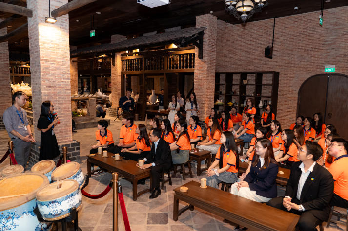 Học kể câu chuyện thương hiệu từ di sản: Sinh viên HUTECH trải nghiệm thực tế tại Gốm sứ Minh Long 136