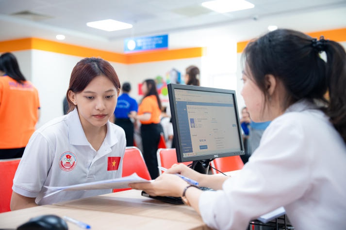 Tân sinh viên vượt ngàn cây số đến HUTECH nhập học 64