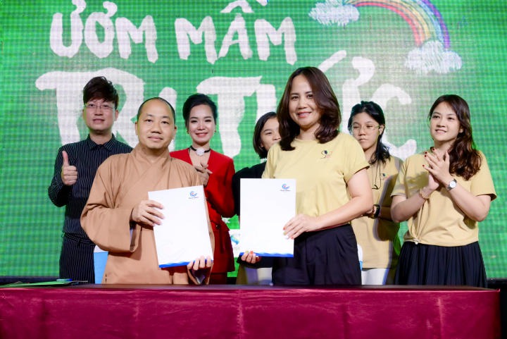 Sinh viên Viện Âm nhạc và Nghệ thuật HUTECH tham gia biểu diễn văn nghệ gây quỹ học bổng cho học sinh, sinh viên vượt khó tại Phan Thiết 54