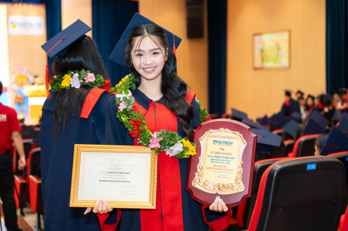 Lễ trao bằng tốt nghiệp HUTECH: “Hãy tiếp tục vững bước chinh phục những đỉnh cao mới” 78