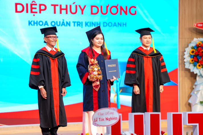 383 tân Cử nhân HUTECH chính thức tốt nghiệp, sẵn sàng chinh phục chặng đường mới 72