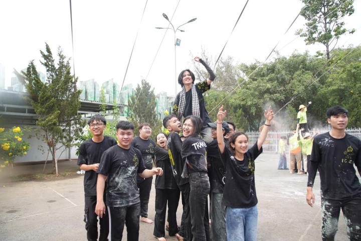 Trại sinh chinh phục chuỗi thử thách liên hoàn tại Hội trại Amazing HUTECH 2023 35