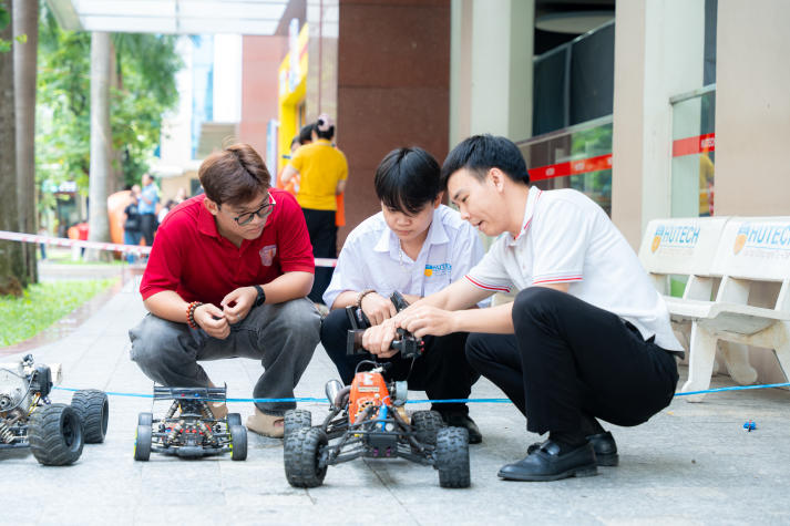 “HUTECH - Newbies Say Hi!” mở màn năm học mới với loạt trải nghiệm đa sắc 100