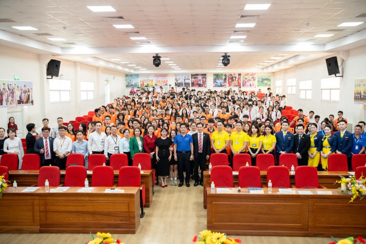 [Video] CEO Nguyễn Quốc Kỳ kể chuyện chinh phục ước mơ cùng sinh viên HUTECH 211