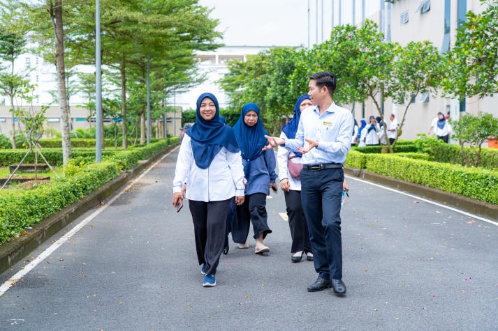 Ampangan Vocational College visits HUTECH and tours facilities at Saigon Hitech Park Campus 59