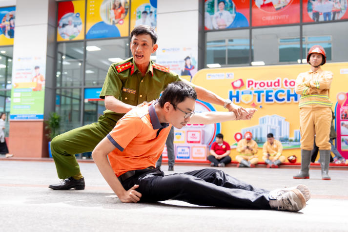 [Video] HUTECH tổ chức diễn tập PCCC & CNCH: Nâng cao năng lực ứng phó, bảo đảm an toàn học đường 39