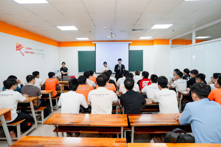 Sinh viên Công nghệ kỹ thuật ô tô VJIT tìm hiểu cơ hội nghề nghiệp tại Nhật Bản cùng Toyota Nankai’S 25