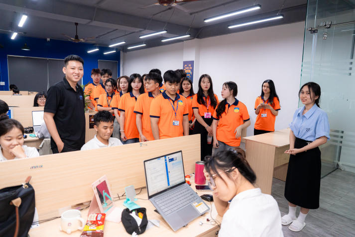 Sinh viên VKIT trải nghiệm không gian sáng tạo, học hỏi chiến lược marketing tại Tmark 48