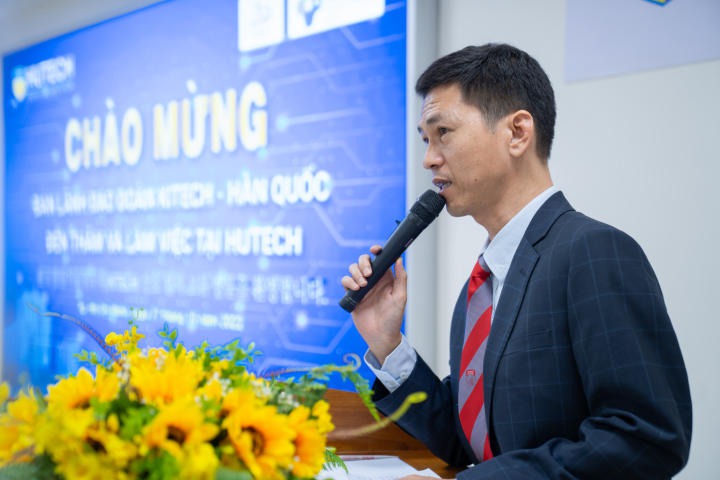 PGS.TS. Nguyễn Thanh Phương đại diện cho HUTECH phát biểu tại lễ ký kết