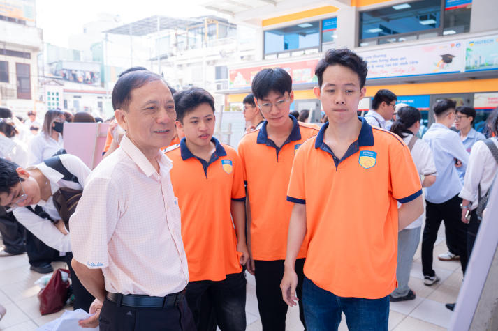 [Video] Hơn 77 dự án của sinh viên VKIT “đổ bộ” triển lãm poster với nhiều ý tưởng chạm thực tiễn 46