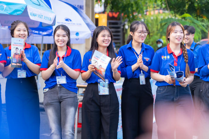 Tuổi trẻ HUTECH tiếp sức sĩ tử 2k8 trong ngày thi tốt nghiệp THPT 2026 9