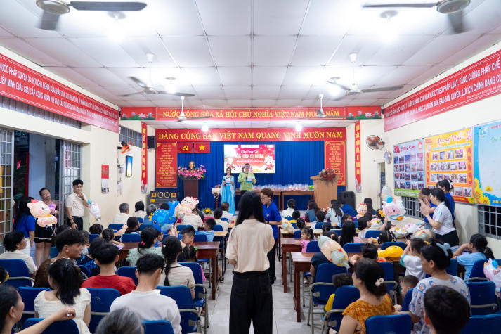 Thắp đèn Trung thu, trao yêu thương đến thiếu nhi Thạnh Mỹ Tây cùng sinh viên Khoa Nhật Bản học 56