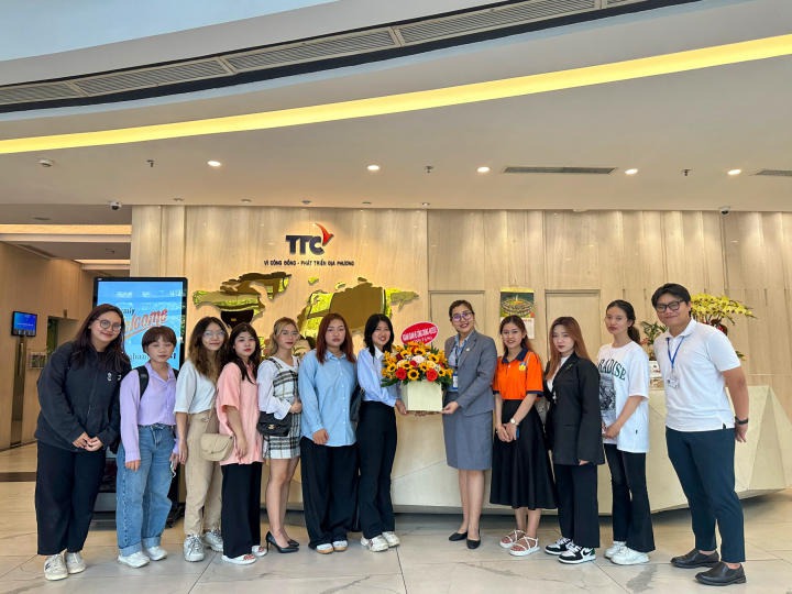 Sinh viên năm nhất ngành Quan hệ công chúng hào hứng tham quan TTC