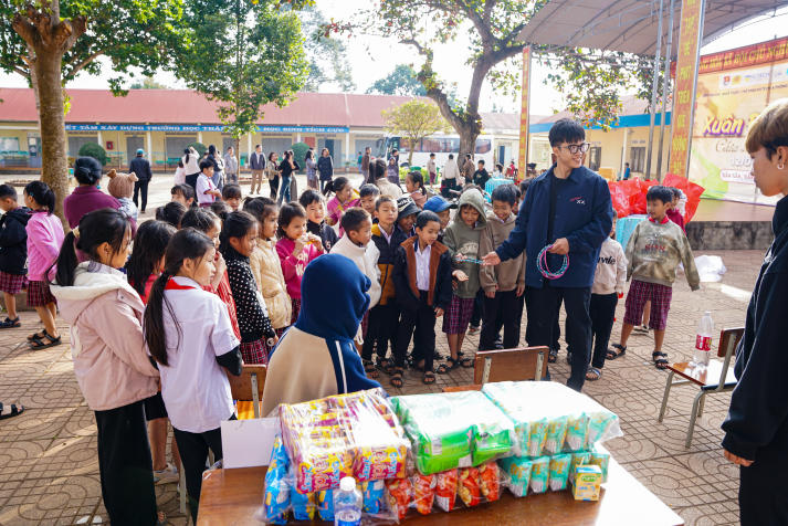 Xuân tình nguyện tại Đắk Sắk: Sinh viên Viện Văn hoá - Nghệ thuật - Thể thao giữ gìn truyền thống, chia sẻ yêu thương 58