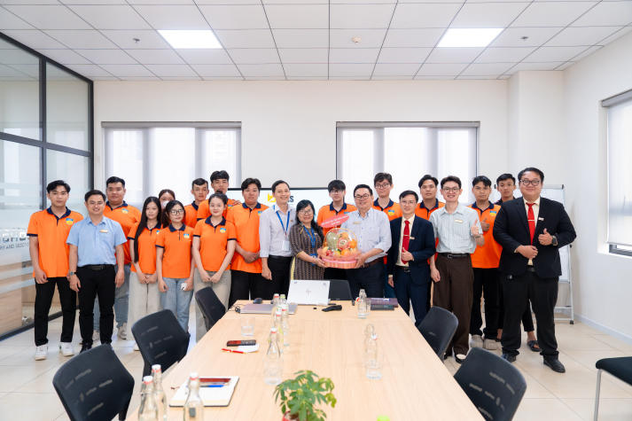 Sinh viên ngành Quản lý tài nguyên và môi trường trải nghiệm thực tế mô hình kiến trúc - xây dựng - môi trường tại BCONS 81